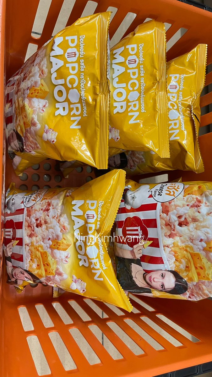 LOvSoshi's tweet photo. ว๊ายยยยยยเจอเบคกี้สาขานี้แล้วววววว ฮือออออออ #PopcornMajor หายากส์มากกกกกก เจอแล้วต้องรีบซื้ออออ กรี๊ดดดดด สาขานี้ดิฉันเหมาแล้วค่ะ เสียใจด้วยยยย มีแค่ 6 ห่ออีก ราคาเต็มด้วย แต่มีหน้าเบคกี้ทุกซองเลย😍🥰 ชอบค่ะ 

#เบคกี้ติดป๊อปคอร์นเมเจอร์ 
#BeckyArmstrong‌ #beckysangels‌‌ https://t.co/zpRW9PIEET