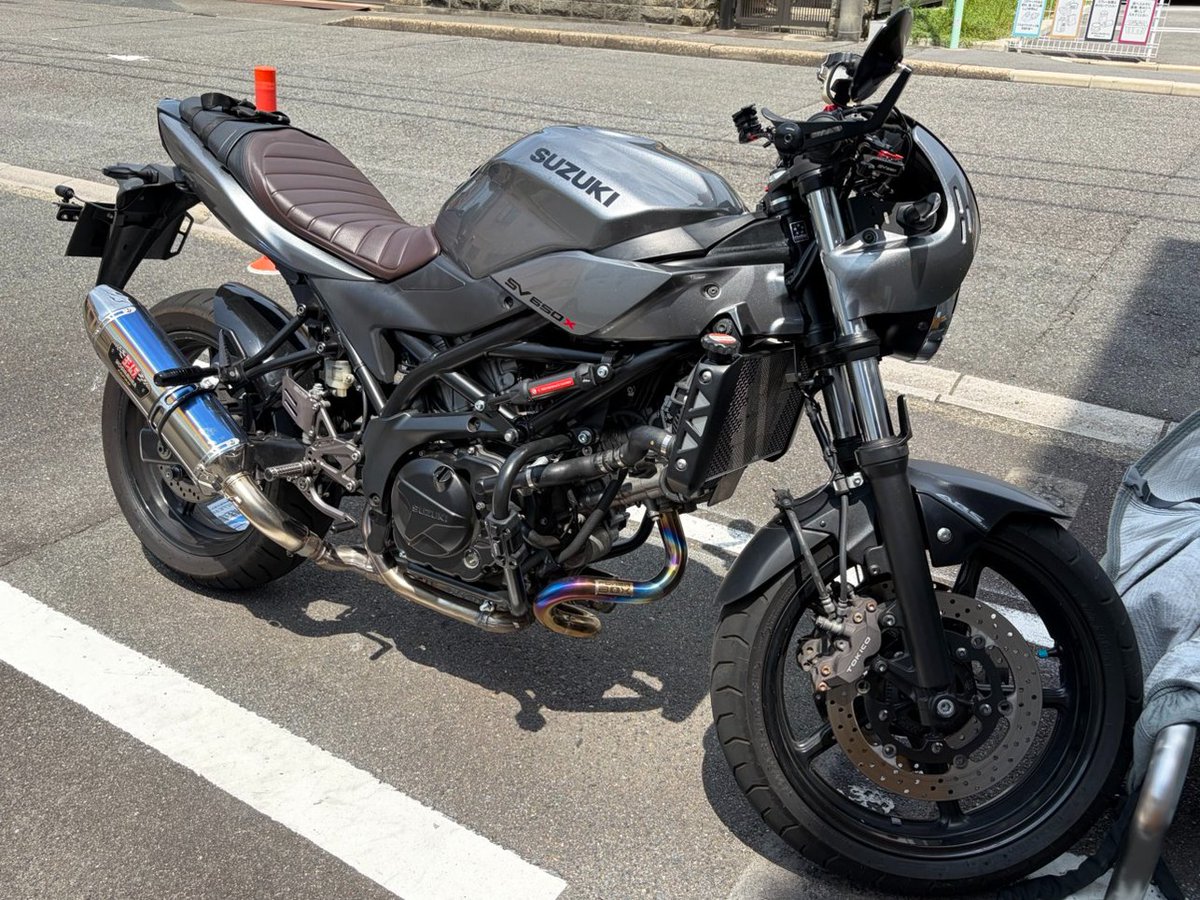 otaki721's tweet photo. エンジンスライダー外して、パフォーマンスダンパーとエンジンガードをつけた。下道では振動が減ったくらいしかわかってない。
#SV650X https://t.co/hPCVZBsAtz