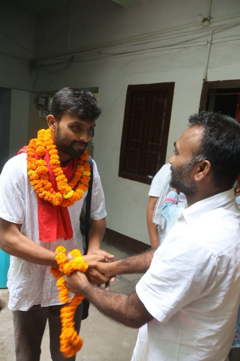 Dipankar_cpiml's tweet photo. Finally, Comrades Saba, Dipankar, Divyam and Anand are also out of Beur jail! Because of administrative delay, these comrades had to spend an extra night in jail. Comrades had a warm welcome at @cpimlliberation Bihar state office. We are closely monitoring the release process. https://t.co/cCBU42dVMd
