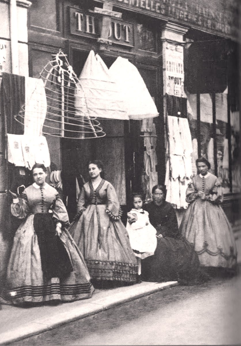 ParisAMDParis's tweet photo. Bonjour. ☕️🥐

Devanture d'une boutique de crinolines. 
Années 1860. Paris https://t.co/H3hgAG3nKm