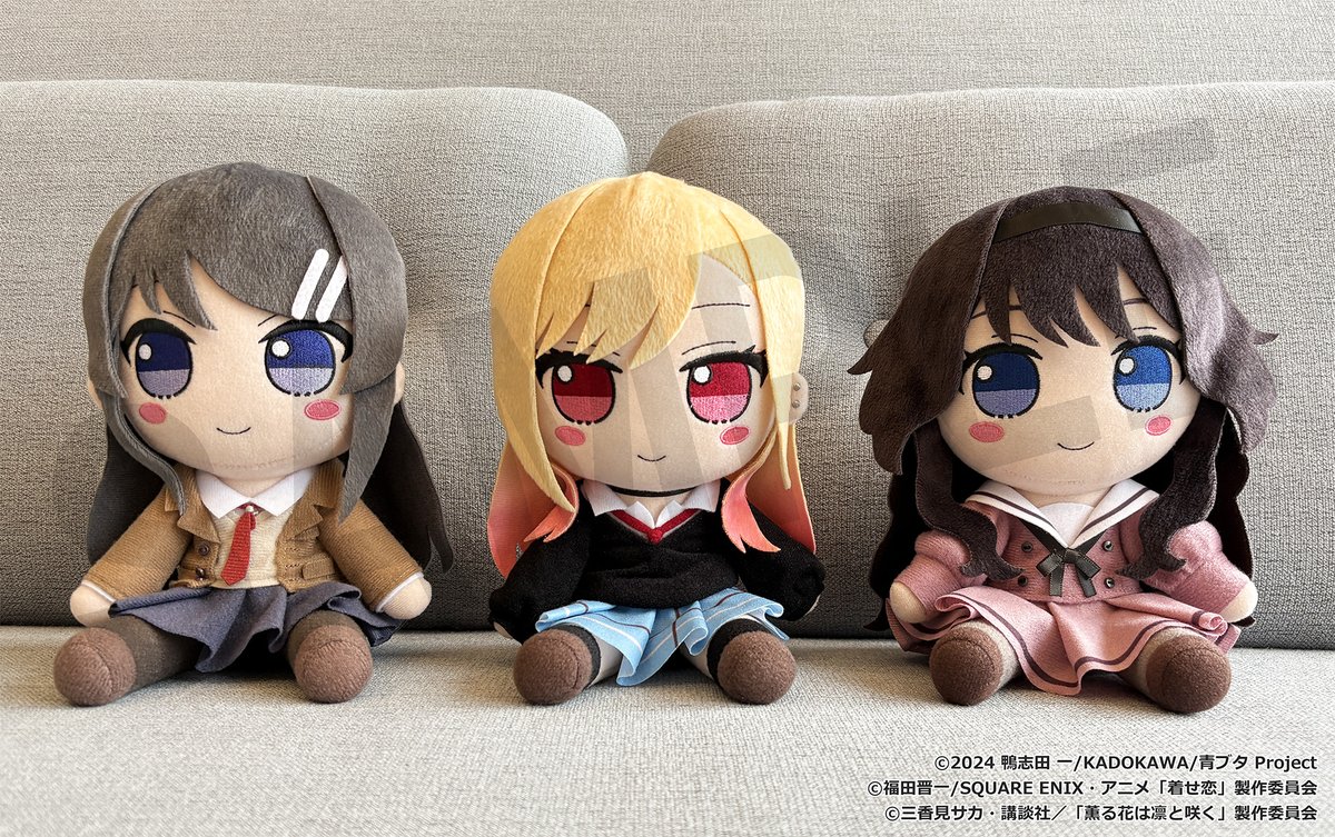 CloverWorks's tweet photo. 【商品情報】 
#CloverWorks 制作3作品のヒロインたちが、キュートな #ふもふも ぬいぐるみシリーズになって登場‼
各通販サイトにて予約受付中✨

🐷「青春ブタ野郎」シリーズ 
💜「その着せ替え人形は恋をする」 Season 2
🌸「#薫る花は凛と咲く」

https://t.co/QgrddFfaqX

#Fumo #青ブタ #着せ恋 https://t.co/qpCiPsKg70
