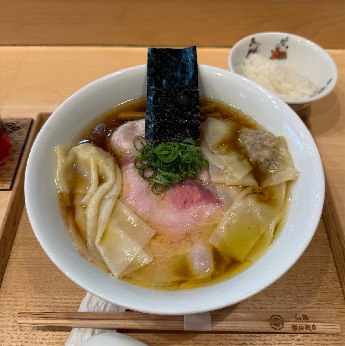 1024daichan1's tweet photo. わんたん入りしょうゆチャーシュー麺(3000円)@飯田商店(湯河原)

これは"らぁ麺"という体験である
予約取得から、着丼までの道のり、ホスピタリティ、湯気の香りまでの全ての五感が味覚に集結するのである https://t.co/YlgC1BrZbP
