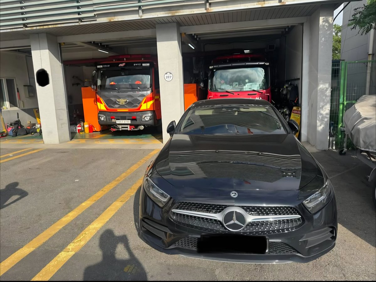 seulsamada's tweet photo. 소방서 휴무 인 줄 알았다는 벤츠남

소방서 앞에 차 한대가 주차 되어있어 
여기에 주차를 하면 어떡하냐고 연락 하니깐

"셔터가 내려져 있어서 휴무인 줄 알았어요" 라고..

소방서 휴무는 처음 듣네 정말 ㅋㅋㅋㅋㅋㅋㅋ
진짜 뇌가 없는건가...... https://t.co/d4KlfByBpL