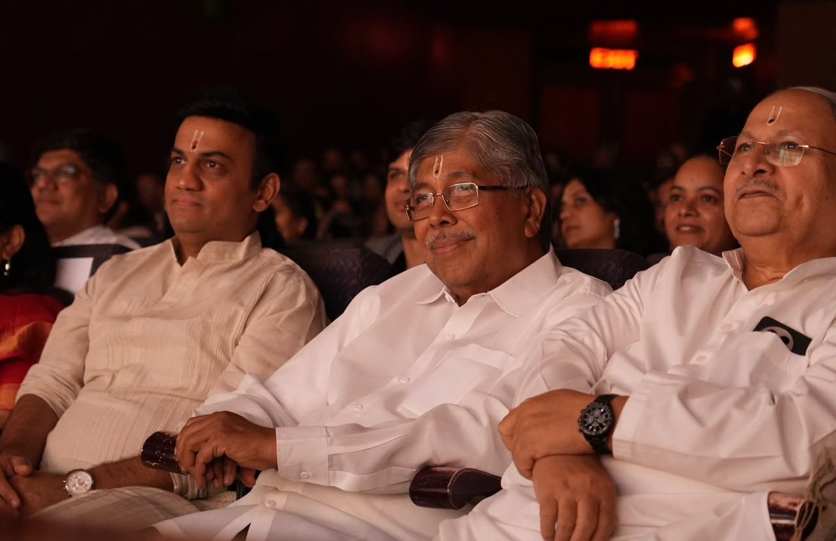 ChDadaPatil's tweet photo. माझ्या वाढदिवसाचे औचित्य साधून मी दरवर्षी सर्व स्नेही, आप्तेष्ट आणि कार्यकर्त्यांना एक आग्रहाची व हक्काची विनंती करतो. "हार-तुरे, पुष्पगुच्छ नकोत; त्याऐवजी सामाजिक कार्यासाठी आपले योगदान द्या!" तुमच्या अथांग प्रेमामुळे या आवाहनाला दरवर्षी भरभरून प्रतिसाद मिळतो, ज्याने माझा ऊर अभिमानाने भरून येतो.

यंदा या आवाहनाला अधिक व्यापक रूप देत आम्ही 'मानसी' आणि 'सुखदा' या समाजोपयोगी उपक्रमांसाठी सढळ हस्ते मदत करण्याचे आवाहन केले होते. या हाकेला नेहमीप्रमाणे माणुसकीच्या नात्याने 'रांजेकर ग्रुप'ने साद दिली! त्यांनी प्रशांत दामले प्रस्तुत आणि अष्टपैलू अभिनेते संकर्षण कऱ्हाडे यांच्या ‘कुटुंब कीर्तन’ या बहारदार नाट्यप्रयोगाचे कोथरूड येथे खास आयोजन करण्यात आले होते. या प्रयोगातून संकलित होणारा संपूर्ण निधी माझ्या 'मानसी-प्रेरणा फाउंडेशन'ला देण्याचा एक अत्यंत कौतुकास्पद संकल्प रांजेकर ग्रुपने केला होता.

हा प्रयोग अत्यंत उत्साहात आणि भावूक वातावरणात संपन्न झाला. या प्रयोगाच्या माध्यमातून जमा झालेला निधी 'मानसी-प्रेरणा फाउंडेशन'कडे सुपूर्द करण्यात आला. समाजाप्रती असलेली ही बांधिलकी पाहून मन खरोखर तृप्त झाले.

हा स्तुत्य उपक्रम यशस्वी केल्याबद्दल मी 'रांजेकर ग्रुप', प्रिय संकर्षण कऱ्हाडे आणि त्यांच्या संपूर्ण टीमचे अंतःकरणापासून आभार मानतो. तुम्ही केवळ नाटक सादर केले नाही, तर अनेक गरजूंच्या आयुष्यात आनंदाचे रंग भरले आहेत. सामाजिक कार्याचा हा पवित्र यज्ञ असाच धगधगत ठेवण्यासाठी रांजेकर समूहाचे असेच मोलाचे सहकार्य आणि प्रेम सदैव पाठीशी राहील, हा सार्थ विश्वास यानिमित्ताने व्यक्त करतो.

📍 कोथरूड

#कोथरुड #Kothrud #मानसीप्रेरणाफाउंडेशन #ManasiPrernaFoundation #सामाजिकबांधिलकी #SocialCause #SankalpForChange #कुटुंबकीर्तन

@CMOMaharashtra @Dev_Fadnavis @mieknathshinde @SunetraA_Pawar @BJP4Maharashtra
