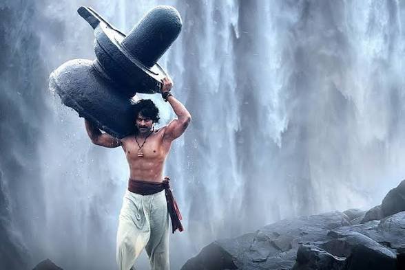 SceneZeroMedia's tweet photo. SS Rajamouli built Mahishmati in Hyderabad.

For his next film, he recreated Varanasi.

Even Baahubali's waterfall scenes were shot under a real waterfall.

Vision and execution matter more than budget. 🙃

#SSRajamouli #Varanasi #Baahubali #Ramayana #Yash #Prabhas #MaheshBabu https://t.co/vPsogg4cin