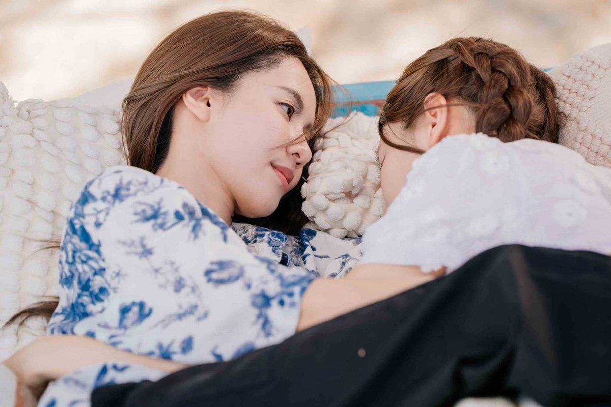 CM2Connect's tweet photo. “น้ำหนึ่ง” เผลอปกป้อง “เนย” แฟน ๆ ลุ้นความฟินกลางวิกฤตใน
“โซ่รักอัคนี”

เดินทางมาถึงครึ่งทางแล้ว สำหรับ “โซ่รักอัคนี” ซีรีส์เรื่องสุดท้ายจากเมกะโปรเจกต์ 4 Elements บ้านวาทินวณิช ของ
ค่าย นอร์ธสตาร์ โปรดักชั่น และในสัปดาห์นี้ แฟน ๆ ทีมบ้านไฟ
สิ้นสุดการรอคอย เมื่อความสัมพันธ์ของคู่กัดเริ่มเปลี่ยนไป ใคร
คนหนึ่งเริ่มยอมรับความรู้สึกที่ซ่อนอยู่ในใจ

ความเข้มข้นของเรื่องราวใน EP.4 โปรเจกต์พัฒนาเกาะของ
อัคนี ทำให้ “ไฟ” และ “กะเพรา” ต้องเดินทางลงพื้นที่ร่วมกัน พร้อม
กับ “บัว” ที่แอบติดรถมาด้วย ระหว่างสำรวจเกาะ ทั้งคู่ยังคงปะทะ
คารมกันไม่หยุด แต่ยิ่งใช้เวลาร่วมกัน “ไฟ” กลับเผยด้านที่อ่อน
โยนออกมาโดยไม่รู้ตัว ทั้งการดูแลกะเพรา พาชมสถานที่สำคัญ
และรับฟังไอเดียการพัฒนาเกาะที่คำนึงถึงวิถีชีวิตของชาวบ้าน จน
เริ่มมองเห็นอีกฝ่ายในมุมใหม่

แต่แล้วพายุลูกใหญ่ก็พัดถล่มเกาะ จนทั้งคู่ต้องติดอยู่ด้วยกัน
ในกระท่อมกลางทะเล ท่ามกลางสถานการณ์ที่ไม่มีทางเลือก
ความใกล้ชิดค่อย ๆ ทำให้กำแพงในหัวใจเริ่มสั่นคลอน แม้ปาก
จะยังคงกัดกันไม่เลิก แต่ช่วงเวลาที่ต้องพึ่งพากัน กลับทำให้ความ
รู้สึกบางอย่างก่อตัวขึ้นอย่างเงียบ ๆ ขณะเดียวกัน “ภาณี” กลับยิ่ง
ไม่พอใจที่ “ไฟ” กับ “กะเพรา” อยู่ด้วยกันตามลำพัง และยิ่งตอกย้ำ
อคติที่มีต่อกะเพรา

เมื่อค่ำคืนผ่านไป ความสัมพันธ์ของทั้งคู่ยิ่งใกล้ชิดกว่าที่เคย
ทั้งภาพความทรงจำในวัยเด็กที่หวนคืน และเหตุการณ์ไม่คาดฝันที่
ทำให้ “กะเพรา” ต้องอยู่ในอ้อมกอดของ “ไฟ” กลายเป็นจุดเปลี่ยน
สำคัญของหัวใจทั้งสองคน แม้เช้าวันรุ่งขึ้นพวกเขาจะยังคงปาก
แข็งและปะทะคารมเหมือนเดิม แต่ความรู้สึกที่ซ่อนอยู่กลับไม่อาจ
หลอกตัวเองได้อีกต่อไป… และการเดินทางกลับจากเกาะครั้งนี้
อาจไม่ใช่แค่การจบภารกิจ แต่เป็นจุดเริ่มต้นของความรักที่ไม่มี
ใครทันรู้ตัว

ความรักเริ่มก่อตัวท่ามกลางอันตราย ความใกล้ชิดจะทำให้
กำแพงในหัวใจเริ่มสั่นคลอน หรือไม่ ห้ามพลาด “โซ่รักอัคนี”
EP.4 วันเสาร์ที่ 1 สิงหาคม เวลา 20.30 น. ทาง ช่อง 7HD และรับ
ชมออนไลน์เวอร์ชัน UNCUT เวลา 21.30 น. ผ่านแอป iQIYI และ
เว็บไซต์ https://t.co/MCy6oiXI0X เท่านั้น
ติ ด ต า ม ข้ อ มู ล ข่ า ว ส า ร เ พิ่ ม เ ติ ม ข อ ง เ ม ก ะ โ ป ร เ จ ก ต์ ซี รี ส์ 4
Elements บ้านวาทินวณิช ได้ทุกช่องทางโซเ ชียลมีเดีย
Facebook / Instagram / TikTok / X : 4elementsgl

#โซ่รักอัคนี
#4Elements
#บ้านวาทินวณิช
#NorthStarEntertainment
#Ch7HD
#iQIY