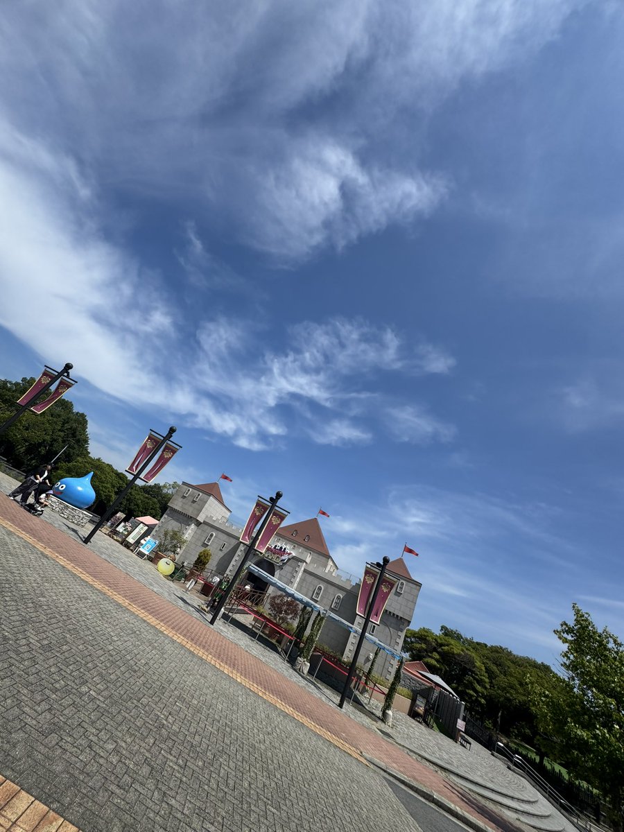 1203iyn's tweet photo. ひぃちゃん、子供ちゃん達とニジゲンノモリ🌳
天気良すぎてめちゃ暑やけど、楽しんでくれてるみたいやから良かった！
#ニジゲンノモリ
#淡路島
#タバコ休憩中 https://t.co/wioC8URWlQ