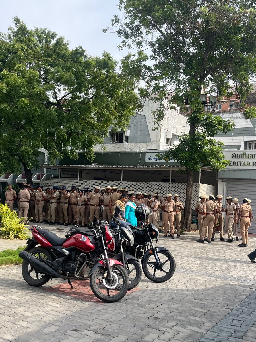 U2Brutus_off's tweet photo. Breaking:
பெரியார் திடலில் குவிக்கப்பட்டிருக்கும் போலீஸ்.. நீட்டுக்கு எதிராக இருசக்கர வாகன பேரணி நடத்தக்கூடாது என்று பெரியார் திடல் வாசலில் போலீசை குவித்து மிரட்டுகிறது CM விஜயின் மன்னராட்சி.. கொள்கைத் தலைவர் யாருங்ணா????
@CMOTamilnadu @TVKVijayHQ @viduthalainews @AsiriyarKV https://t.co/2hINtOrbVA