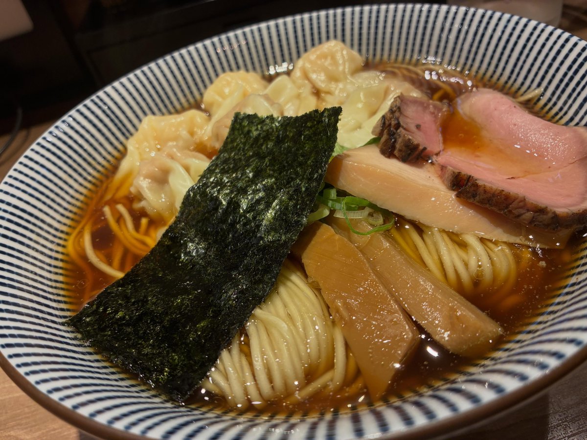 nobwsnolife's tweet photo. 特製黒旨わんたんめん1,150円+大盛150円。
久しぶりの大盛りで思い出した、大盛りでもスープが増えないんだった…麺がスープラから出ちゃってる…。
せっかくの美味しいお味も、スープが十分に絡まないので美味しさ半減…!
わんたんはとても美味しいし、その他の具も美味しいだけに残念…!
#isobe https://t.co/E8ERSywomP
