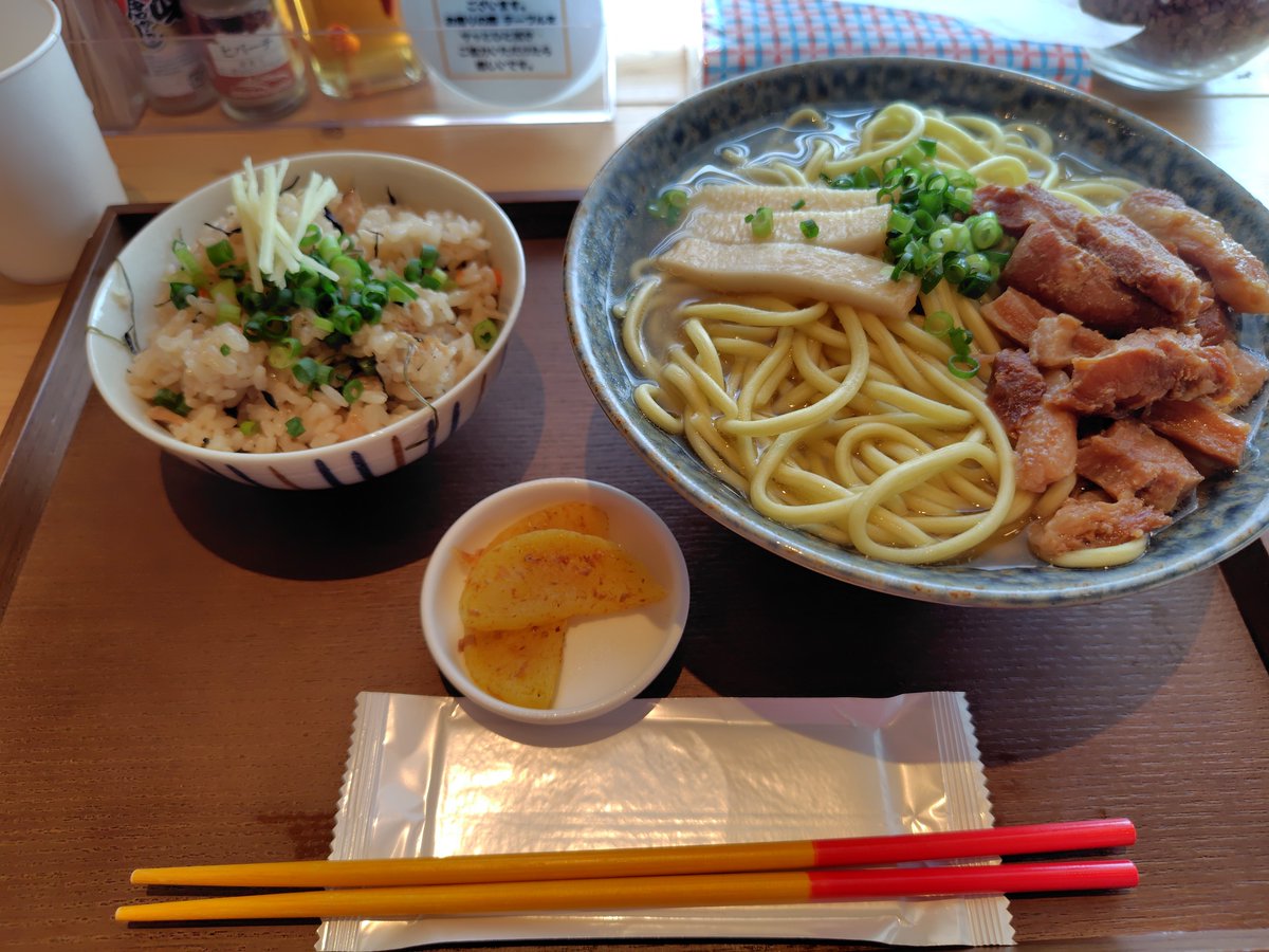 Sanbugorin's tweet photo. はいさーい。木更津で八重山すばが食べられる店に久々に来れた。卓上にコーレーグスはもちろんヒバーチ置いてくれてるのうれしいね。じゅーしーとセットで https://t.co/Lb0x0bPsCk
