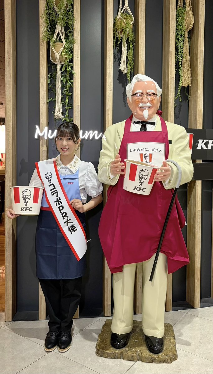 Erietty_55's tweet photo. 改めまして…
#ウマ娘のウマウマケンタッキー PR大使
に就任させていただきました！
本当にありがとうございます！！✨

昔はバイト店員、今はKFC店舗がテーマパークに見えるくらい KFCという存在が好きなだけの いちファンでしたが、
ウマ娘 トーセンジョーダン役の声優として、2024年コラボにて嬉しいご縁もあり、

そして有難いことに「KFCネットオーダー」のナレーションを担当させていただいております中、

さらに、コラボPR大使という、ハッピーな、奇跡のような機会をいただきまして、
とてもとても光栄でございます…..😆✨✨
カーネルさん！どうぞよろしくお願いします！！

コラボ本当に楽しみで！これから引用ポストが多くなってしまうと思いますがどうかお許しください！🙏
みなさん、この夏 一緒に盛り上がっていきましょう😍よろしくお願いします〜！！
#KFC #ウマ娘