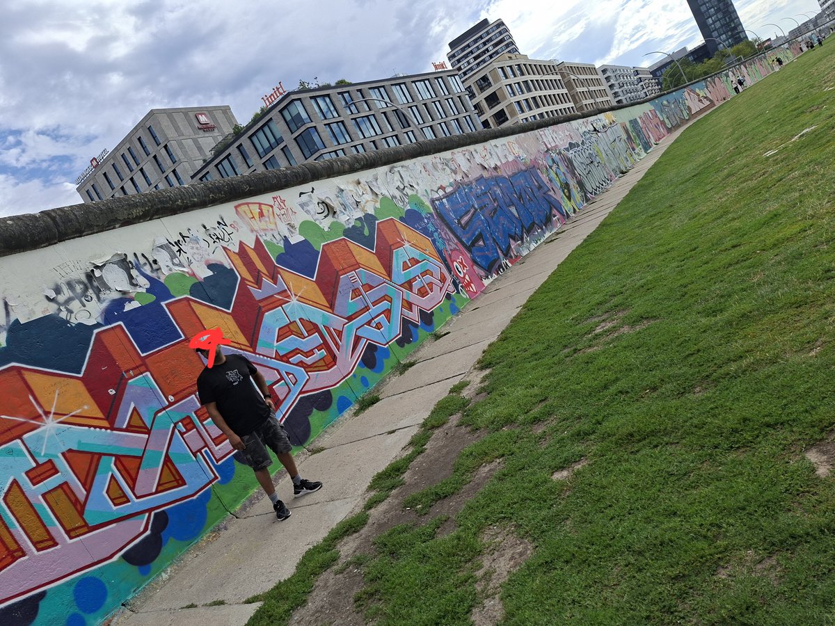Dani_Pannek80's tweet photo. Nach vielen Jahren mal wieder die East side gallery besucht, und festgestellt, dass alle 2 Meter "free Palestine" drauf gekritzelt ist. 😡
Was zur Hölle hat die Geschichte des geteilten #Deutschland mit diesem Fantasieland zu tun? 🤷♀️
#FreeGermany 🇩🇪 #Mauerfall #GermanHistory https://t.co/ghKHiVLIXF
