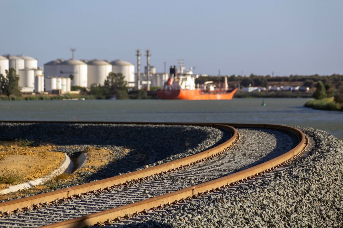 LSevitrade's tweet photo. La licitación de la conexión ferroviaria de la Terminal Logística de Líquidos refuerza su intermodalidad.

Esta inversión, del @PuertoDeSevilla, ampliará la conectividad de nuestra instalación, impulsando el transporte de graneles líquidos.

https://t.co/m5zNa1Q1aO https://t.co/LwU4mcQnrs
