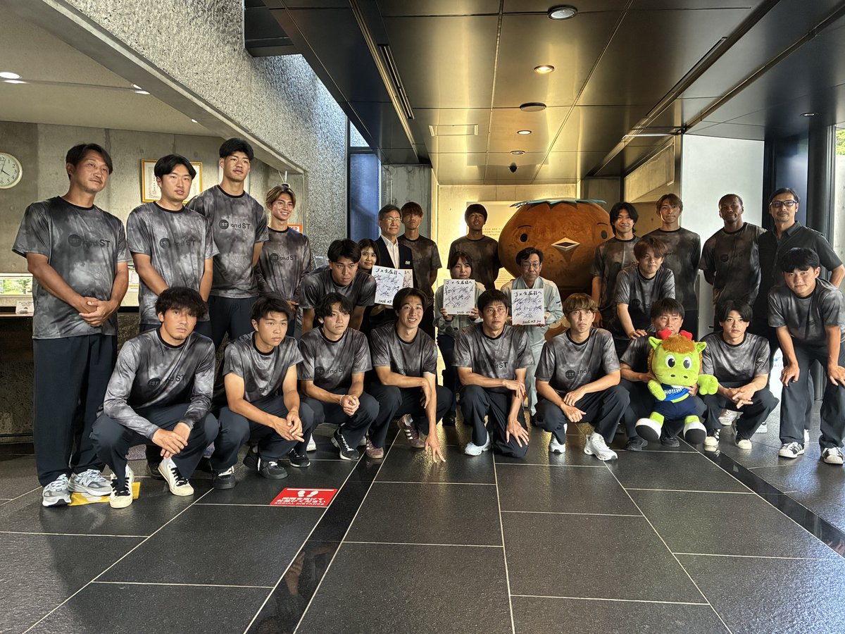 hollyhock_staff's tweet photo. 本日、今シーズン新加入の選手を中心に、選手・スタッフが『日鉱記念館』を訪問させていただきました📣

トップパートナーである #ＪＸ金属 様の軌跡を辿り #日立市 の歴史を学んだ館内案内。
選手たちの真剣な表情が印象的でした✨

副キャプテンの #木本恭生 選手からは「2週間後の開幕に向けて頑張っていきます❗️」と最後に力強い挨拶がありました🔥
ＪＸ金属の皆さま、ありがとうございました‼️

🟩日鉱記念館の詳細はこちら
👉https://t.co/4EQVAf0lTz
@coppy_jxnmm @JX_NMM 
#水戸ホーリーホック