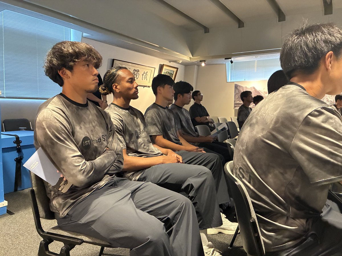 hollyhock_staff's tweet photo. 本日、今シーズン新加入の選手を中心に、選手・スタッフが『日鉱記念館』を訪問させていただきました📣

トップパートナーである #ＪＸ金属 様の軌跡を辿り #日立市 の歴史を学んだ館内案内。
選手たちの真剣な表情が印象的でした✨

副キャプテンの #木本恭生 選手からは「2週間後の開幕に向けて頑張っていきます❗️」と最後に力強い挨拶がありました🔥
ＪＸ金属の皆さま、ありがとうございました‼️

🟩日鉱記念館の詳細はこちら
👉https://t.co/4EQVAf0lTz
@coppy_jxnmm @JX_NMM 
#水戸ホーリーホック
