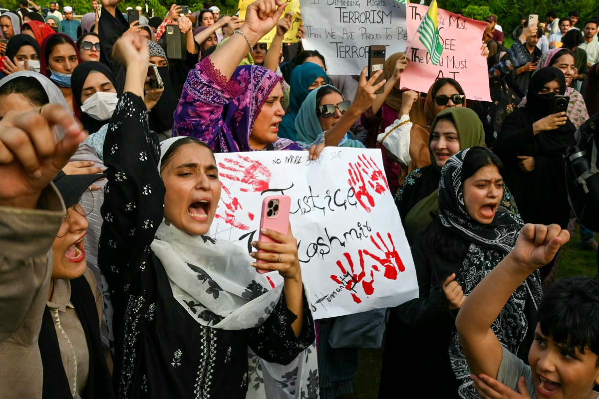 AJEnglish's tweet photo. Watchdogs have raised concerns over mounting reports of deadly clashes during regional elections in Pakistan-administered Kashmir, where a banned activist group has boycotted the vote and staged protests.

🔗: https://t.co/VxrdecxAMf https://t.co/teWbzquECw