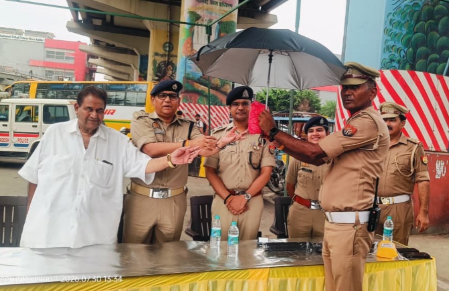 ghaziabadpolice's tweet photo. दिनांक 30 जुलाई 2026 को पुलिस उपायुक्त यातायात, अपर पुलिस उपायुक्त यातायात एवं सहायक पुलिस आयुक्त यातायात प्रथम द्वारा मेरठ तिराहा पर आगामी कांवड़ यात्रा-2026 के दृष्टिगत यातायात व्यवस्था में तैनात पुलिसकर्मियों के लिए जनसहयोग से आवश्यक सामग्री का वितरण किया गया । वर्षा ऋतु को ध्यान में रखते हुए पुलिसकर्मियों को रेनकोट, छाते एवं पेयजल कैम्पर उपलब्ध कराए गए । साथ ही रात्रिकालीन ड्यूटी के दौरान सुचारु यातायात नियंत्रण एवं सुरक्षा व्यवस्था बनाए रखने हेतु बैटन लाइट भी वितरित की गई । इस अवसर पर यातायात पुलिसकर्मियों को निर्देशित किया गया कि वे कांवड़ यात्रा ड्यूटी का निर्वहन पूर्ण मनोयोग, सतर्कता एवं कर्मठता के साथ करें तथा श्रद्धालुओं की सुविधा, सुरक्षित आवागमन एवं यातायात व्यवस्था सुनिश्चित करें ।
@Uppolice
