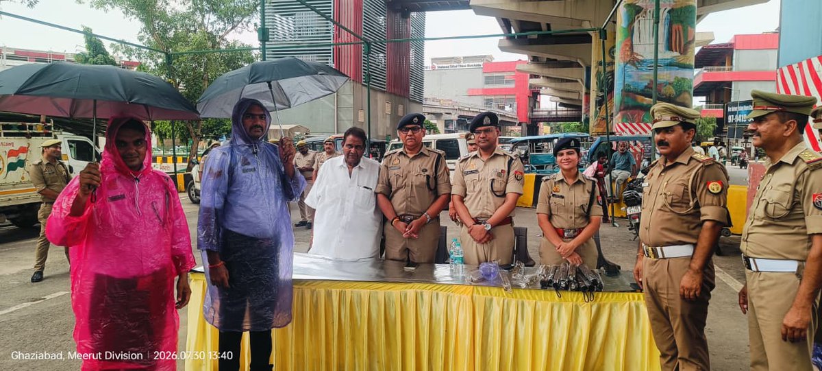 ghaziabadpolice's tweet photo. दिनांक 30 जुलाई 2026 को पुलिस उपायुक्त यातायात, अपर पुलिस उपायुक्त यातायात एवं सहायक पुलिस आयुक्त यातायात प्रथम द्वारा मेरठ तिराहा पर आगामी कांवड़ यात्रा-2026 के दृष्टिगत यातायात व्यवस्था में तैनात पुलिसकर्मियों के लिए जनसहयोग से आवश्यक सामग्री का वितरण किया गया । वर्षा ऋतु को ध्यान में रखते हुए पुलिसकर्मियों को रेनकोट, छाते एवं पेयजल कैम्पर उपलब्ध कराए गए । साथ ही रात्रिकालीन ड्यूटी के दौरान सुचारु यातायात नियंत्रण एवं सुरक्षा व्यवस्था बनाए रखने हेतु बैटन लाइट भी वितरित की गई । इस अवसर पर यातायात पुलिसकर्मियों को निर्देशित किया गया कि वे कांवड़ यात्रा ड्यूटी का निर्वहन पूर्ण मनोयोग, सतर्कता एवं कर्मठता के साथ करें तथा श्रद्धालुओं की सुविधा, सुरक्षित आवागमन एवं यातायात व्यवस्था सुनिश्चित करें ।
@Uppolice