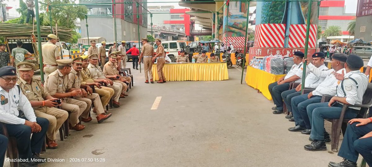 ghaziabadpolice's tweet photo. दिनांक 30 जुलाई 2026 को पुलिस उपायुक्त यातायात, अपर पुलिस उपायुक्त यातायात एवं सहायक पुलिस आयुक्त यातायात प्रथम द्वारा मेरठ तिराहा पर आगामी कांवड़ यात्रा-2026 के दृष्टिगत यातायात व्यवस्था में तैनात पुलिसकर्मियों के लिए जनसहयोग से आवश्यक सामग्री का वितरण किया गया । वर्षा ऋतु को ध्यान में रखते हुए पुलिसकर्मियों को रेनकोट, छाते एवं पेयजल कैम्पर उपलब्ध कराए गए । साथ ही रात्रिकालीन ड्यूटी के दौरान सुचारु यातायात नियंत्रण एवं सुरक्षा व्यवस्था बनाए रखने हेतु बैटन लाइट भी वितरित की गई । इस अवसर पर यातायात पुलिसकर्मियों को निर्देशित किया गया कि वे कांवड़ यात्रा ड्यूटी का निर्वहन पूर्ण मनोयोग, सतर्कता एवं कर्मठता के साथ करें तथा श्रद्धालुओं की सुविधा, सुरक्षित आवागमन एवं यातायात व्यवस्था सुनिश्चित करें ।
@Uppolice