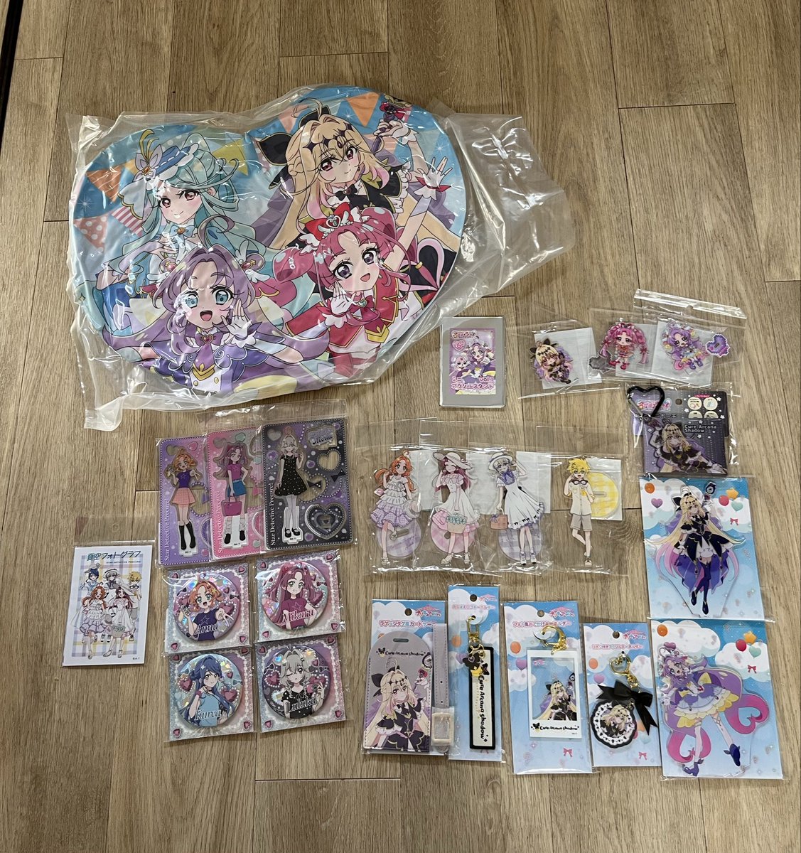 _pompom123's tweet photo. 昨日のプリキュアマルシェ！午後休で行ってくれあさんゲットならず😭
東京限定のバッチキラキラして可愛い😭

オメガホーンの展示見てたら写真撮ってくれた笑
ぼっちだったのに😂 https://t.co/u41C1YJLaN