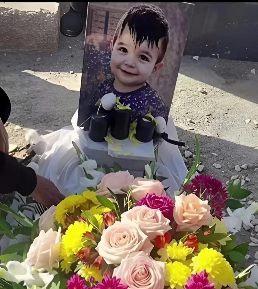 Zahraarmioun's tweet photo. اینم تروریست بوده یا جز مامورای موساد
حروم زاده‌ها شما به بچه ۲ ساله رحم نکردید
(جاوید نام علی محمد صادقی)

(صدای جاویدنامان باشیم)🕊️ https://t.co/6Z4tZ4lGXg