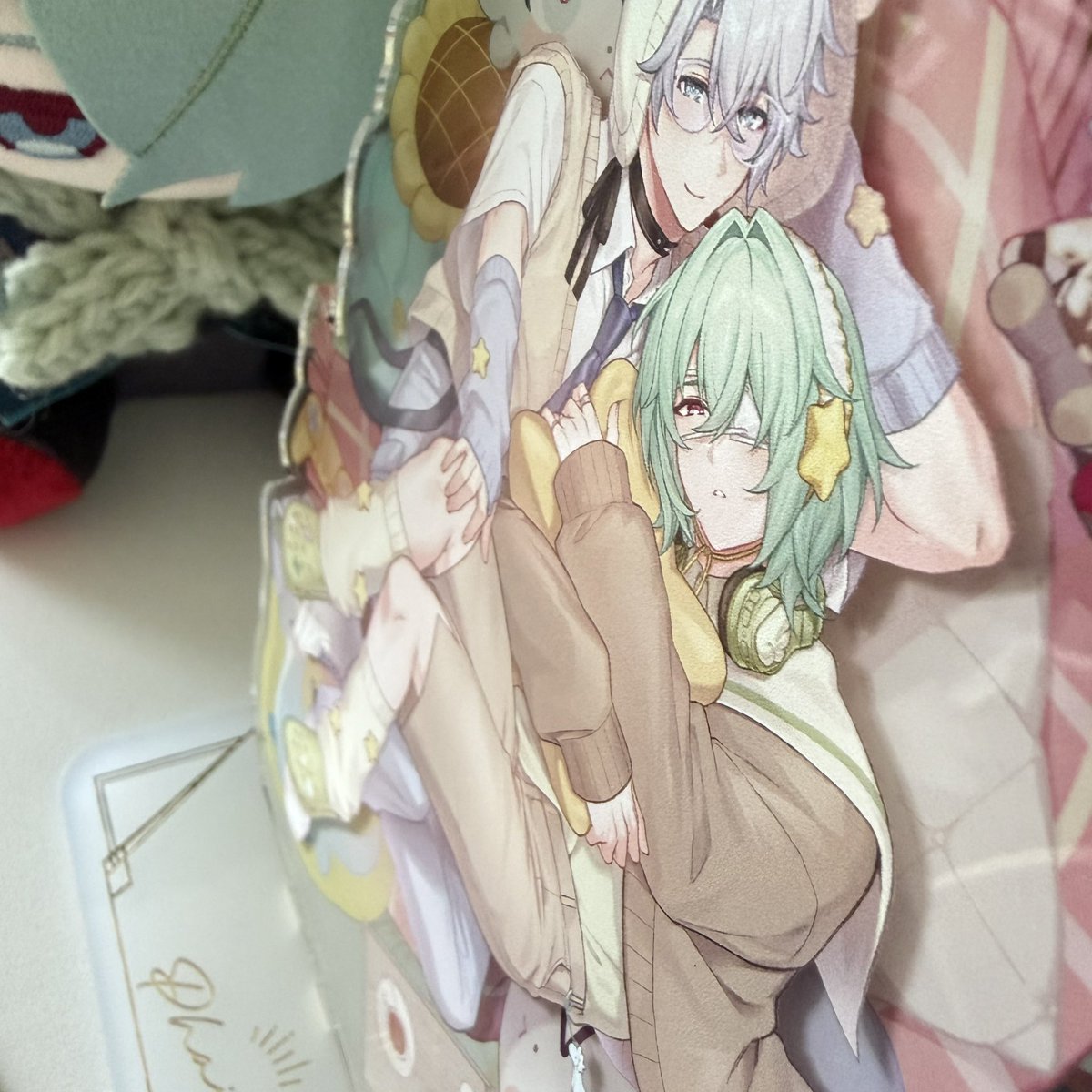 hati_str's tweet photo. 8月9月に持っていく予定のデッカいアクスタとカードもちょうど届いてたよ

アクスタは両面印刷＋多層構造、台座箔押し使用です
ちょっと奥行があります https://t.co/Cv8Qj5PWpe