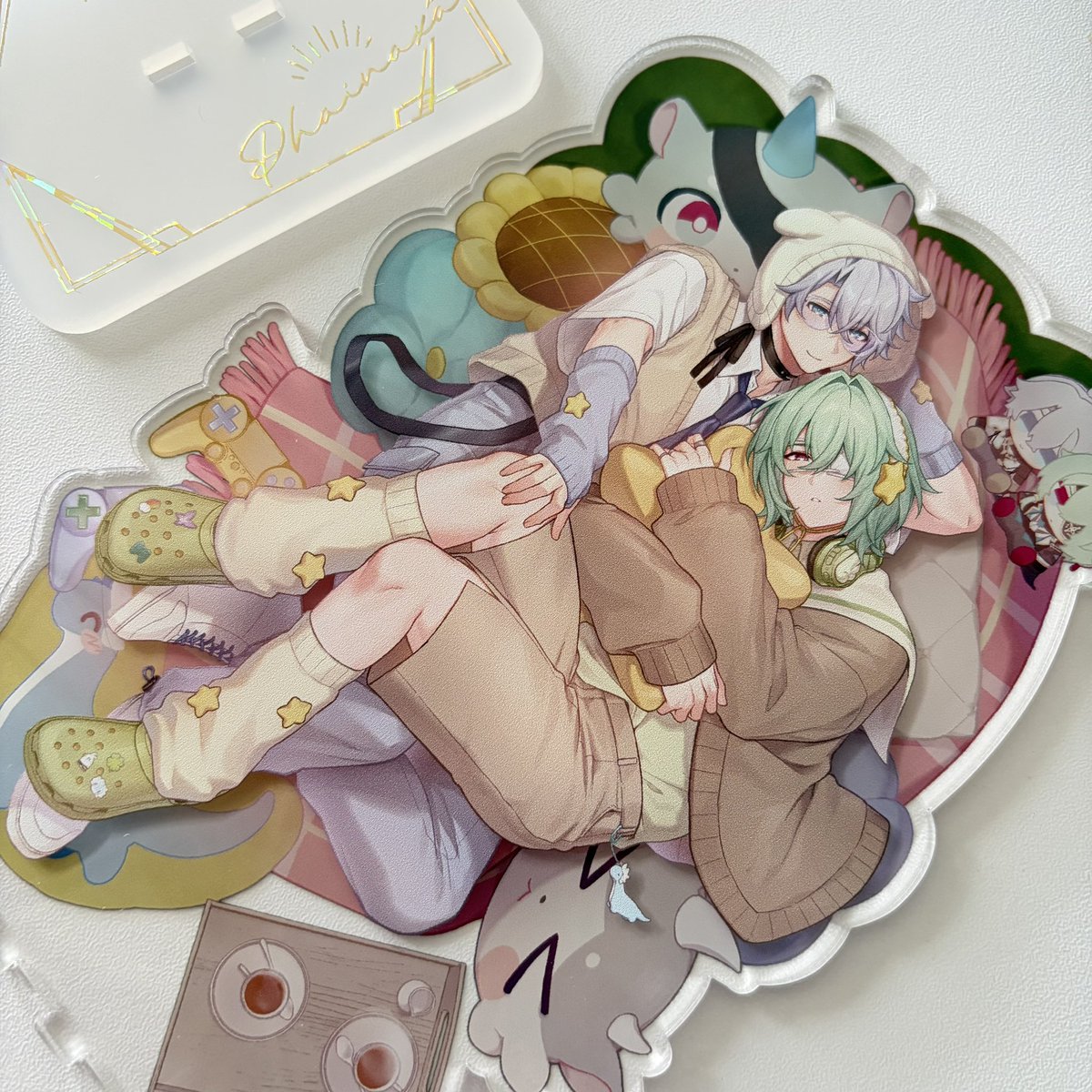 hati_str's tweet photo. 8月9月に持っていく予定のデッカいアクスタとカードもちょうど届いてたよ

アクスタは両面印刷＋多層構造、台座箔押し使用です
ちょっと奥行があります https://t.co/Cv8Qj5PWpe