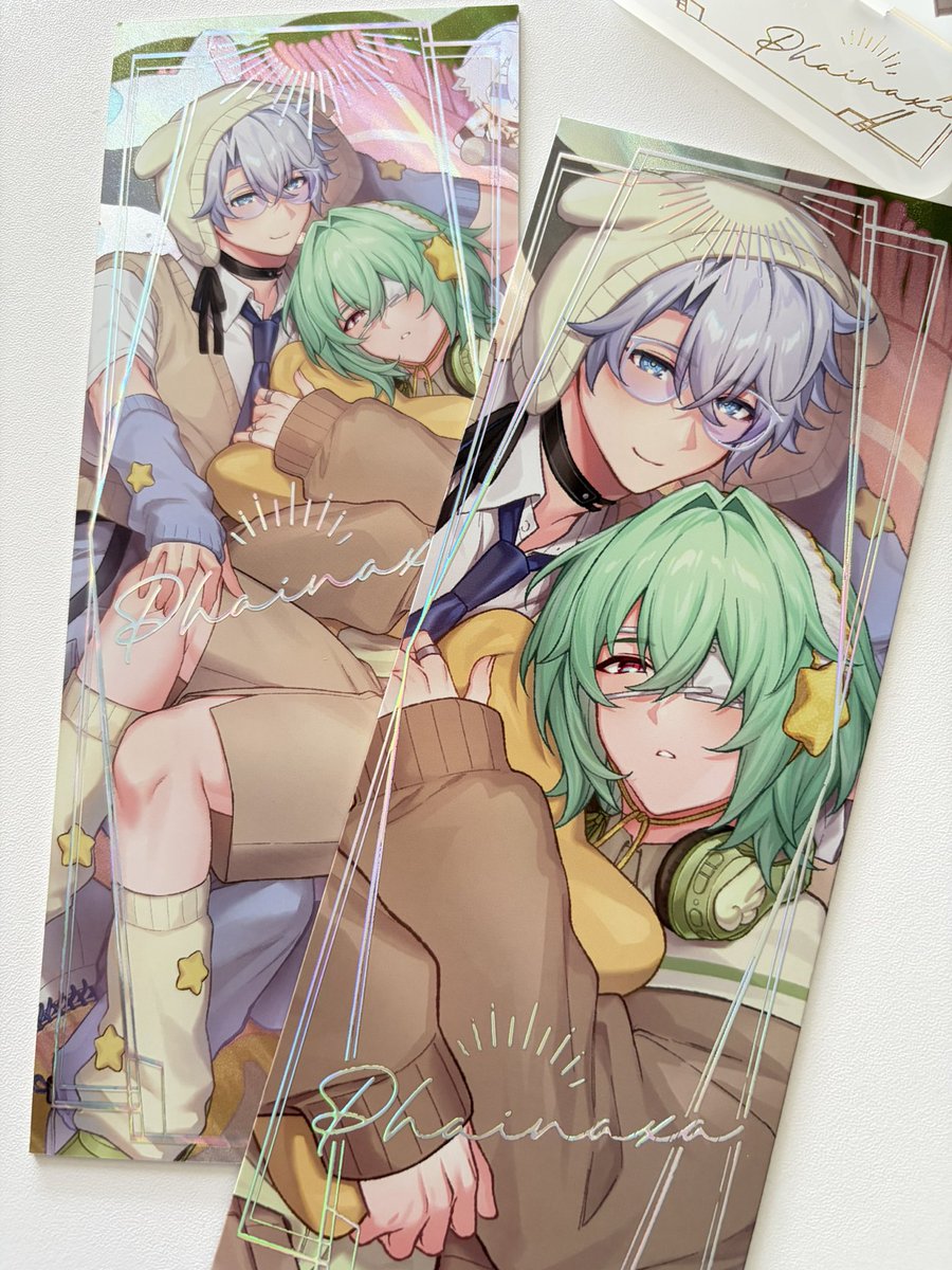 hati_str's tweet photo. 8月9月に持っていく予定のデッカいアクスタとカードもちょうど届いてたよ

アクスタは両面印刷＋多層構造、台座箔押し使用です
ちょっと奥行があります https://t.co/Cv8Qj5PWpe