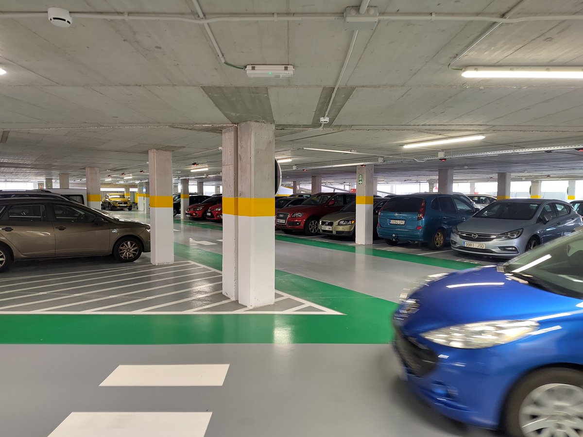 Nel_Reyerta's tweet photo. Disuadidos de aparcar en el centro de Torlavega.

Hemos tenido en Santander años para hacerlo, buscar una parcela, financiación europea para cubrirlo total o parcialmente. Y nada... https://t.co/thDN3RAqOr