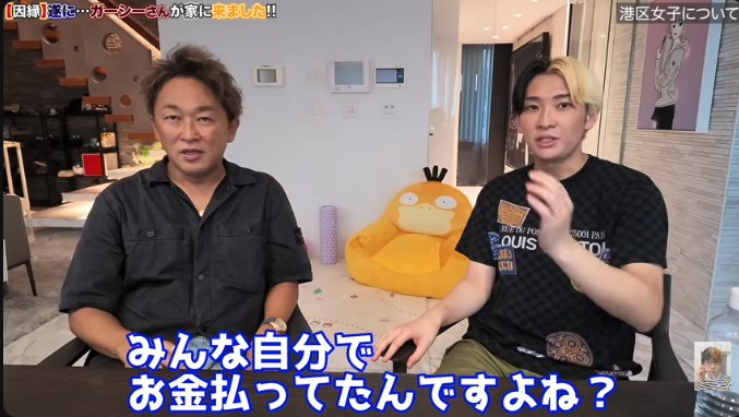 Nokin616's tweet photo. ヒカルさんとガーシーさんの対談で、
今のキャバ嬢の話が出た。

ガーシーさんが言う。

「昔の夜職女子はプライドを持ってた。
みんな自分で払ってた。かっこよかったもん。
だからその頃の人たちは今みんな社長になってる。
自分でお金稼ごうとしてたから。」

今は違う。

「今のキャバ嬢はもらいすぎてる。
キャバ嬢がキャバ嬢じゃなくなってる。
その辺の企業より金持ってるから。
こっちからしたら、なんでそんなやつに
飯おごらなあかんのってなるやん。」

さらに言う。

「タレントは炎上したら終わっちゃう。
でもキャバ嬢はどんだけ炎上しても復活できる。
自由に生きれないし、お金も稼げない。
だったら最初からキャバ嬢か
インフルエンサーの方がいい、ってなっちゃうのよ、今。」

その流れでこんな話も出てくる。

「今は20歳でキャバ嬢になって、
25歳でアイドルになる子が多い。
お金も貯めてきた、やることもやってきた。
給料いらないですってアイドルになれる。
メンタルが強くなってるから。」

昔より稼げて、昔より自由で、
昔よりメンタルが強い職業になった。

外から見たキャバ嬢論、
これが1番正直な気がした。