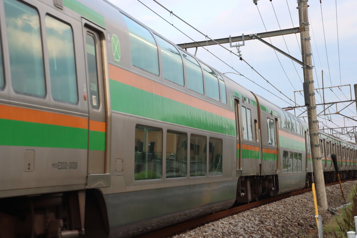 yuumaa0718's tweet photo. 2026年7・30

@北藤岡駅付近

撮影地17時34分通過 

AT入場 E493系オク01編成+E233系3000番台U629編成🚞

#高崎線
＃CANONEOS90D撮影 https://t.co/zYE3e0L1m2