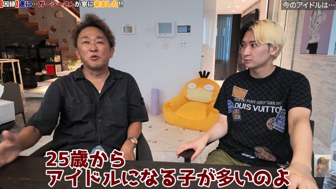 Nokin616's tweet photo. ヒカルさんとガーシーさんの対談で、
今のキャバ嬢の話が出た。

ガーシーさんが言う。

「昔の夜職女子はプライドを持ってた。
みんな自分で払ってた。かっこよかったもん。
だからその頃の人たちは今みんな社長になってる。
自分でお金稼ごうとしてたから。」

今は違う。

「今のキャバ嬢はもらいすぎてる。
キャバ嬢がキャバ嬢じゃなくなってる。
その辺の企業より金持ってるから。
こっちからしたら、なんでそんなやつに
飯おごらなあかんのってなるやん。」

さらに言う。

「タレントは炎上したら終わっちゃう。
でもキャバ嬢はどんだけ炎上しても復活できる。
自由に生きれないし、お金も稼げない。
だったら最初からキャバ嬢か
インフルエンサーの方がいい、ってなっちゃうのよ、今。」

その流れでこんな話も出てくる。

「今は20歳でキャバ嬢になって、
25歳でアイドルになる子が多い。
お金も貯めてきた、やることもやってきた。
給料いらないですってアイドルになれる。
メンタルが強くなってるから。」

昔より稼げて、昔より自由で、
昔よりメンタルが強い職業になった。

外から見たキャバ嬢論、
これが1番正直な気がした。