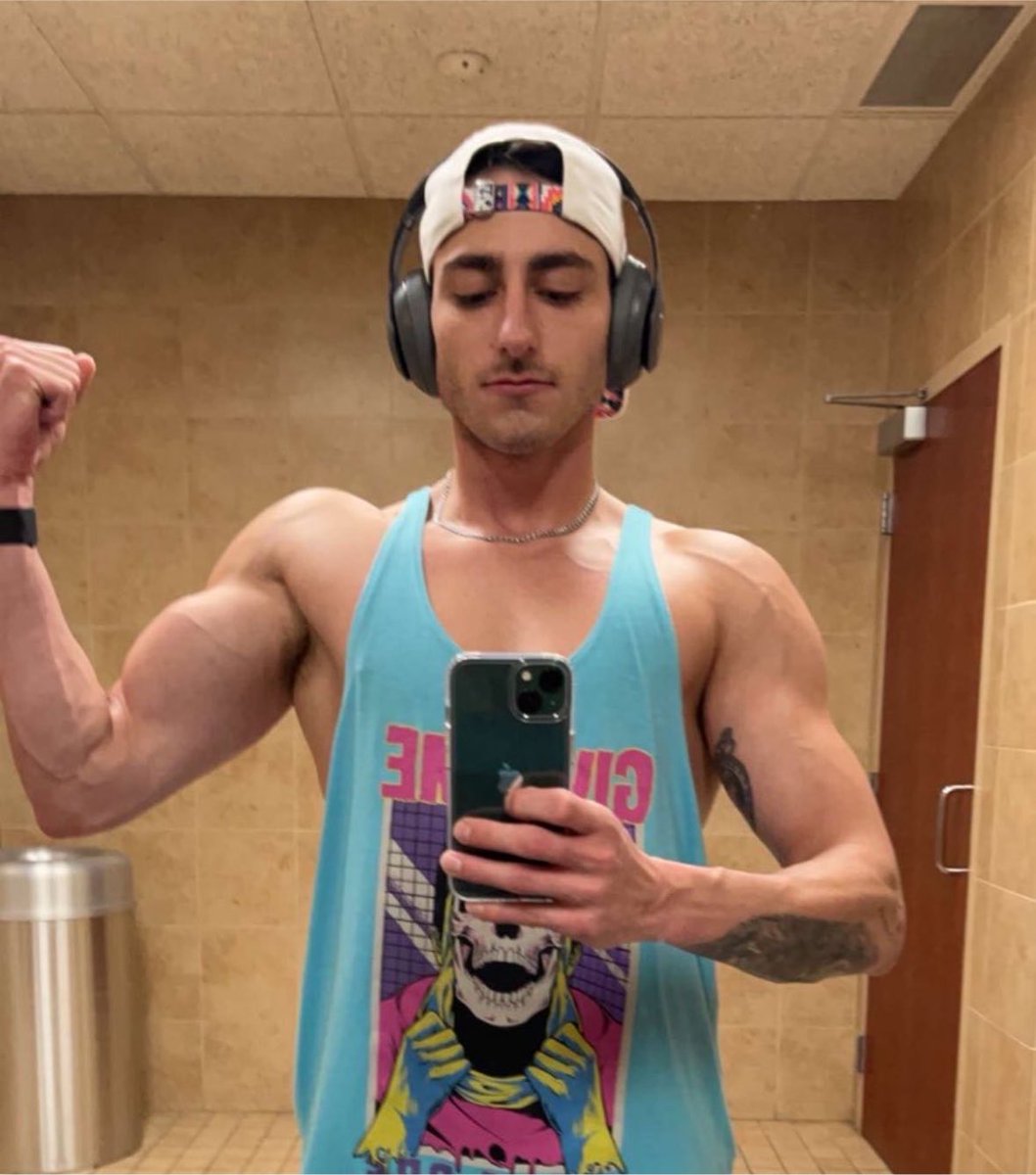 daddyluvx22's tweet photo. You into biceps?? 👀 https://t.co/gFTOzwzMro