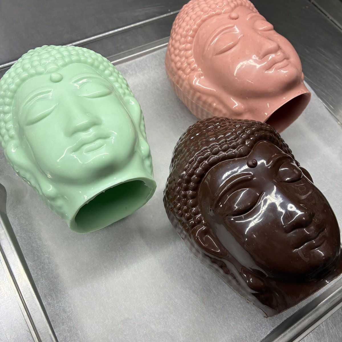 Sucreries_info's tweet photo. チョコ大仏3種類ご注文頂きましたので。

ツヤツヤピカーン✨ https://t.co/zzbYoxtZM6