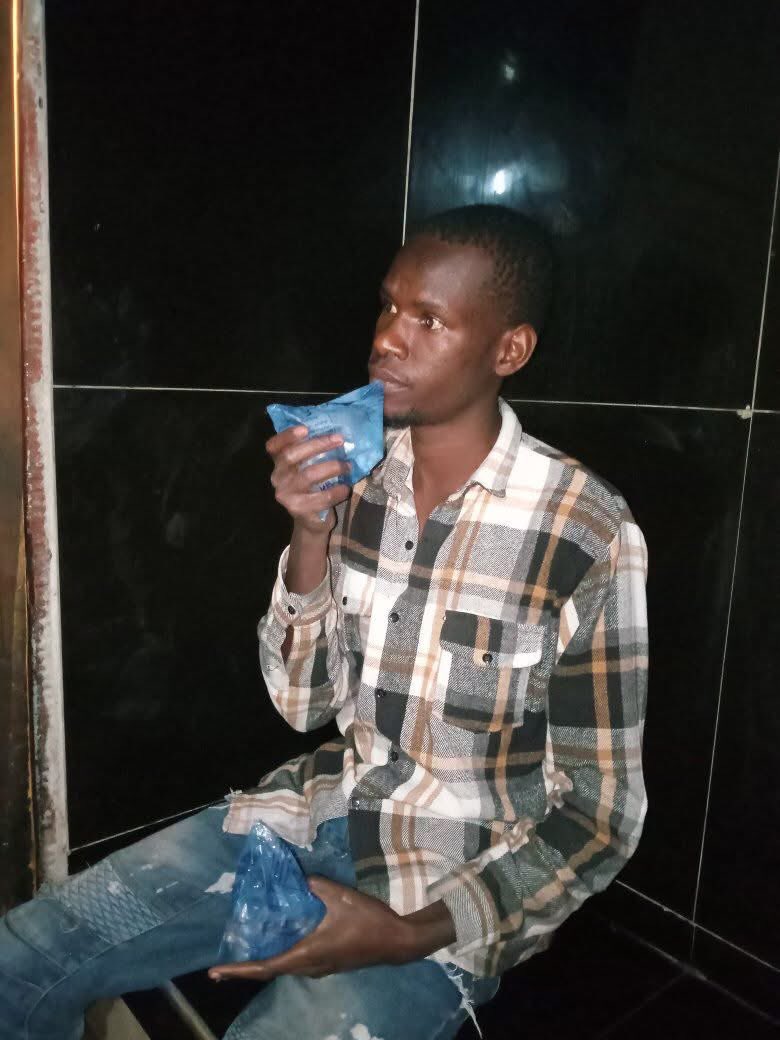 wrdwide's tweet photo. Me eating supper at home after giving a girl my last k20 https://t.co/k7xHWOdtS6