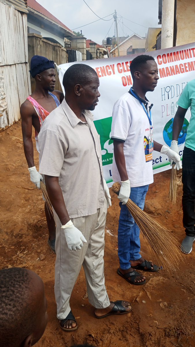 Sande13Andrew's tweet photo. No one is left behind on our journey to educate the people the dangers of plastic pollution both on human life and our environment. Join us train us and support us. Thank you the new chairman Eng. Peter of  Nantabulirwa village for joing us during this clean up. https://t.co/9AX9HjsjyY