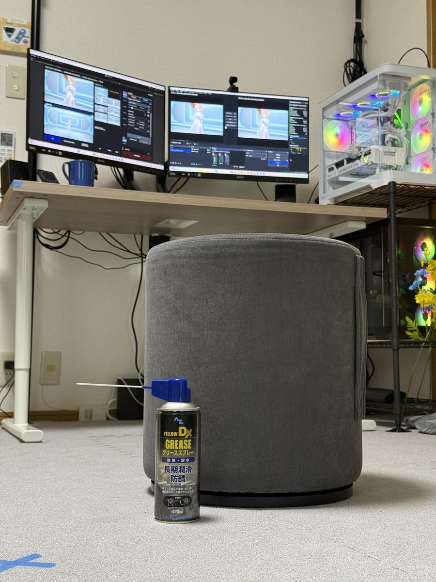 san_v3's tweet photo. スタジオのコントロール卓用に買ったスツール。
踏ん張った分だけ回る感じでそういう粘り感なのだと思って使っていた。
半年でゴリゴリバリバリ鳴くようになったので、軽く分解してグリスアップした。
ひと蹴りで4.5回転するくらいスルスルになった。 https://t.co/DX3gRFcEZo