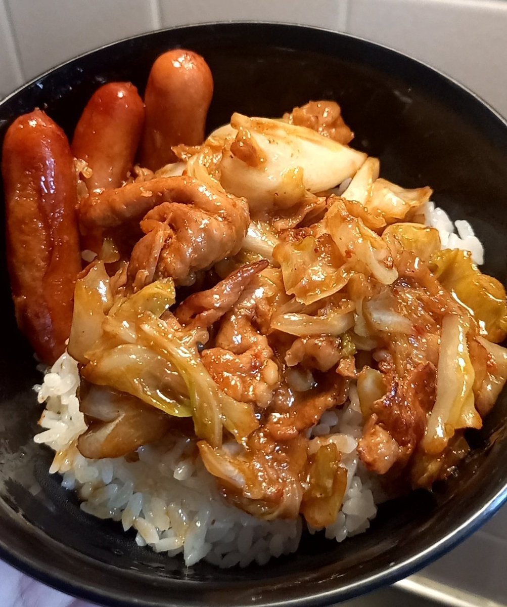 45vfpe's tweet photo. 豚肉のキムチ野菜炒めDON！！
※隠し味にとろけるチーズ入れた！！ https://t.co/NoEmvJxXCr