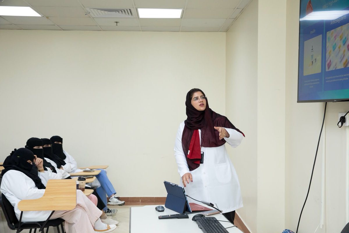 kfhmakkah's tweet photo. أقام قسم الرعاية الصيدلية  
 بـ #مستشفى_الملك_فيصل_بمكة
محاضرة علمية عن «معايير السلامة الأساسية ESR في إدارة الأدوية» تناولت الأدوية عالية الخطورة والأدوية المتشابهة في الشكل واللفظ والأخطاء الدوائية وسبل الوقاية منها وسط تفاعل مقدمي الخدمات الصحية لتعزيز سلامة المرضى. https://t.co/S6jOryDU6n