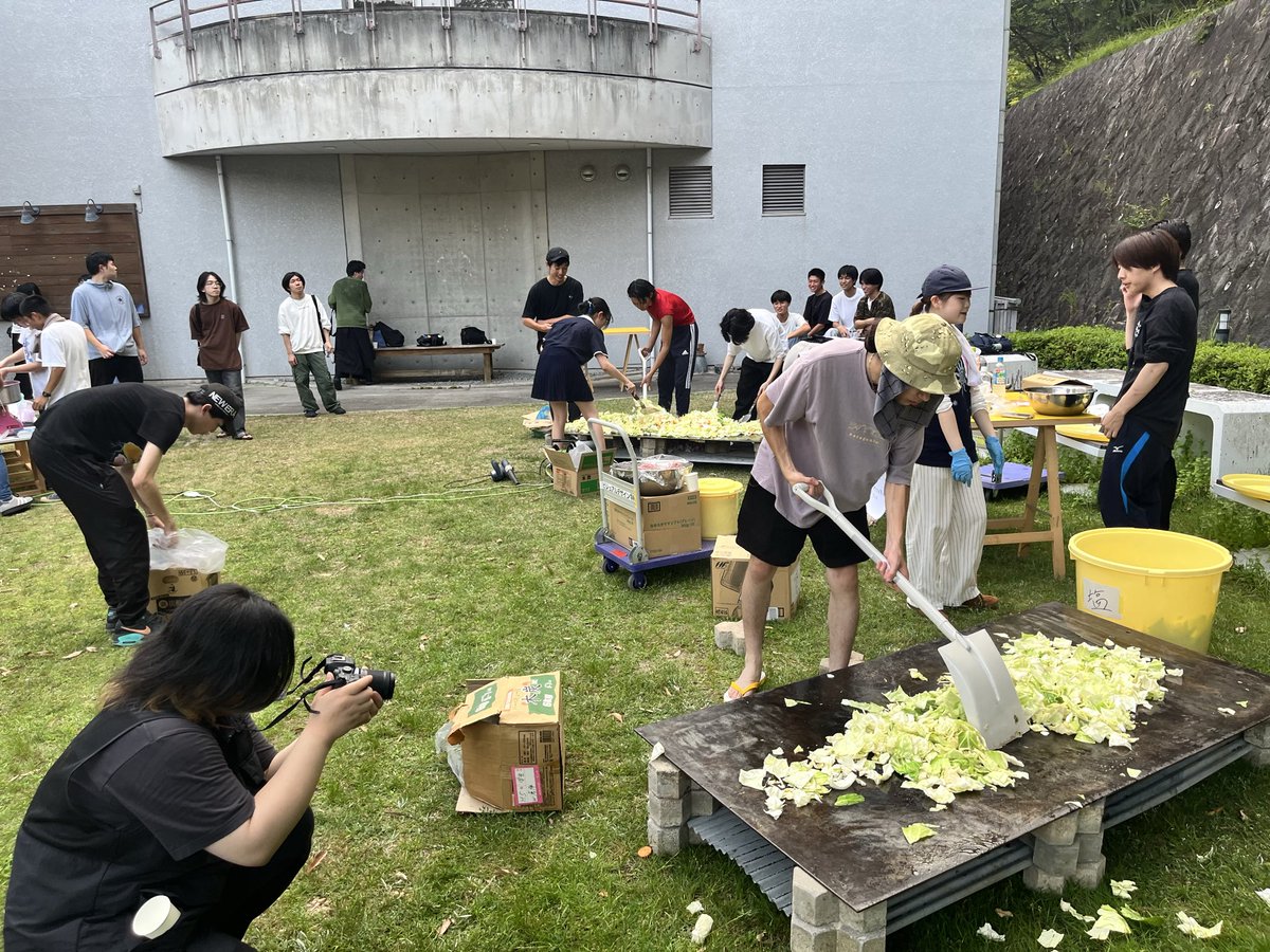 seika_shikao's tweet photo. 焼きそば交流イベント始まったです〜。
大人数分の焼きそば、スコップ（清潔）を使ってかき混ぜているですぞ。ソース味と塩味の２種類から選べるですー。はらぺこのみんな、早くおいで。 https://t.co/rH6Z8M12si