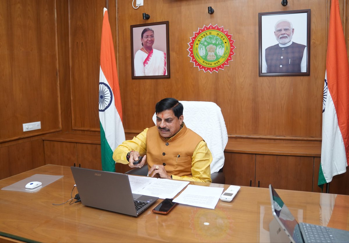 CMMadhyaPradesh's tweet photo. मुख्यमंत्री डॉ. मोहन यादव ने उज्जैन से वीडियो कॉन्फ्रेंसिंग के माध्यम से बुरहानपुर में आयोजित 'बलराम कृषि महोत्सव' में सहभागिता की। इस अवसर पर उन्होंने सिंगल क्लिक के माध्यम से केला उत्पादक किसानों के खातों में मुआवजा राशि का अंतरण किया।

@DrMohanYadav51 #CMMadhyaPradesh #MadhyaPradesh