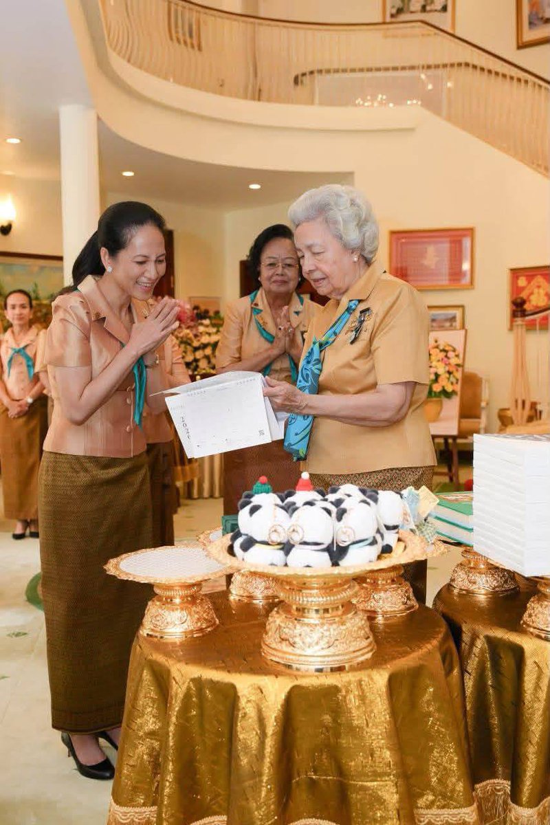 Dr_Hunmanet_PM's tweet photo. លោកជំទាវបណ្ឌិត ពេជ ចន្ទមុន្នី ហ៊ុនម៉ាណែត បានដឹកនាំគណៈប្រតិភូសមាគមកាយឫទ្ធិនារីកម្ពុជា ចូលក្រាបបង្គំគាល់ សម្តេចព្រះមហាក្សត្រី នរោត្តម មុនិនាថ សីហនុ ព្រះវររាជមាតាជាតិខ្មែរ ក្នុងសេរីភាព សេចក្តីថ្លៃថ្នូរ និង សុភមង្គល និងជាព្រះប្រធានកិត្តិយសនៃសមាគមកាយឫទ្ធិនារីកម្ពុជា ដើម្បីថ្វាយព្រះពរ និងថ្វាយនូវ “ពានសមាជិកភាពកិត្តិយសជើងឯក (Champions Award)” ដែលព្រះអង្គទទួលបានពីសហគមន៍ Olave Baden-Powell Society (OB-PS) កាលពីពេលដែលព្រះរាជាណាចក្រកម្ពុជាទទួលរៀបចំមហាសន្និបាតកាយឫទ្ធិនារីពិភពលោក (WAGGGS) លើកទី៣៩ និងកិច្ចប្រជុំប្រចាំឆ្នាំរបស់សហគមន៍ OB-PS លើកទី៤២ នៅលើដែនដីអង្គរដ៏ពិសិដ្ឋ ខេត្តសៀមរាប ឆ្នាំ២០២៦ កន្លងទៅនេះ ។

ឆ្លៀតក្នុងឱកាសនេះដែរ លោកជំទាវបណ្ឌិត ក៏បានទូលថ្វាយ សម្តេចព្រះមហាក្សត្រី ព្រះប្រធានកិត្តិយសនៃសមាគមកាយឫទ្ធិនារីកម្ពុជា នូវរបាយការណ៍សង្ខេបអំពីវឌ្ឍនភាពរបស់សមាគមកាយឫទ្ធិនារីកម្ពុជា ក្នុងរយៈពេលកន្លងមកផងដែរ។ 

រាជធានីភ្នំពេញ ព្រឹកថ្ងៃទី៣០ ខែកក្កដា ឆ្នាំ២០២៦

#ហ៊ុនម៉ាណែត #Hunmanet #កម្ពុជា #cambodia #សន្តិភាពនៅកម្ពុជា #Peaceincambodia