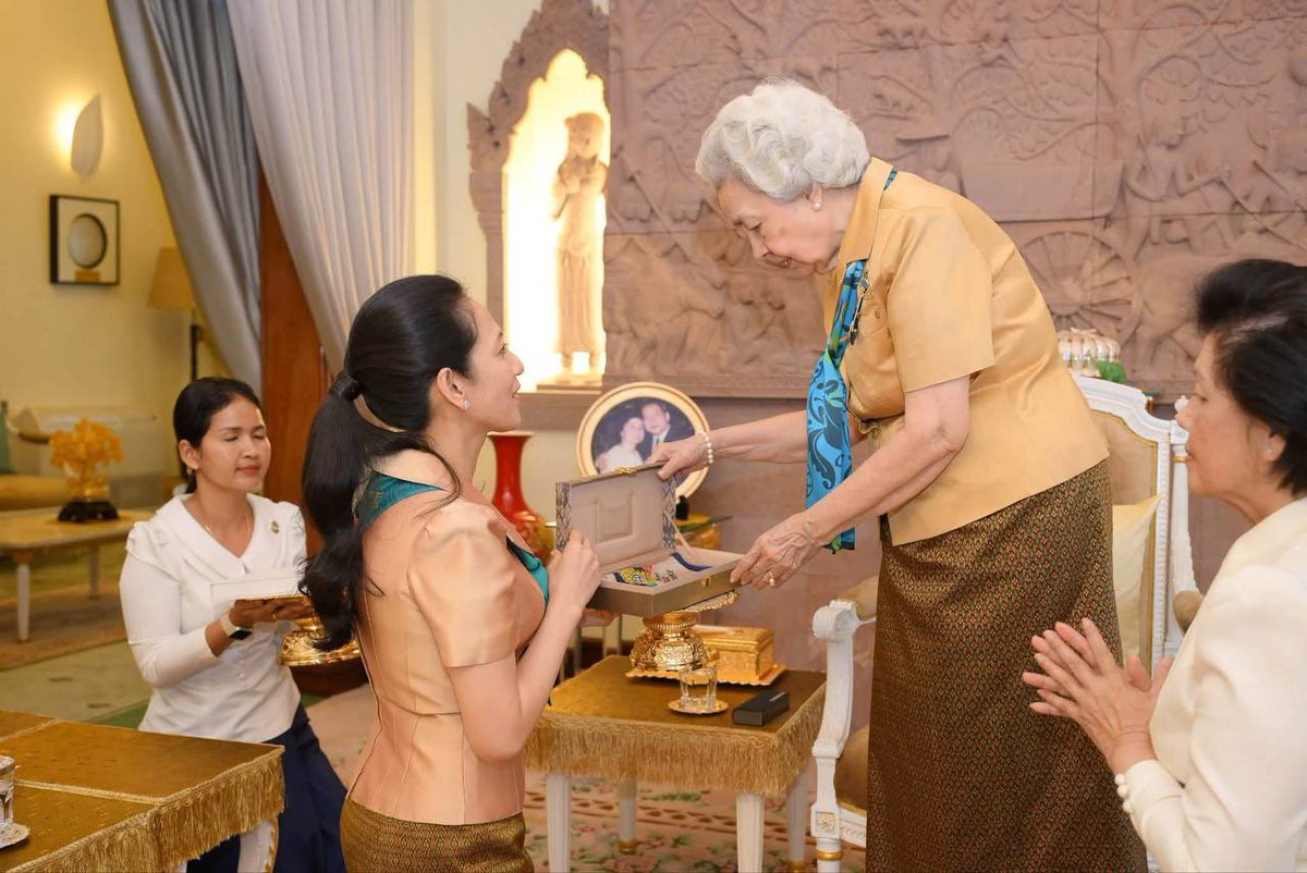 Dr_Hunmanet_PM's tweet photo. លោកជំទាវបណ្ឌិត ពេជ ចន្ទមុន្នី ហ៊ុនម៉ាណែត បានដឹកនាំគណៈប្រតិភូសមាគមកាយឫទ្ធិនារីកម្ពុជា ចូលក្រាបបង្គំគាល់ សម្តេចព្រះមហាក្សត្រី នរោត្តម មុនិនាថ សីហនុ ព្រះវររាជមាតាជាតិខ្មែរ ក្នុងសេរីភាព សេចក្តីថ្លៃថ្នូរ និង សុភមង្គល និងជាព្រះប្រធានកិត្តិយសនៃសមាគមកាយឫទ្ធិនារីកម្ពុជា ដើម្បីថ្វាយព្រះពរ និងថ្វាយនូវ “ពានសមាជិកភាពកិត្តិយសជើងឯក (Champions Award)” ដែលព្រះអង្គទទួលបានពីសហគមន៍ Olave Baden-Powell Society (OB-PS) កាលពីពេលដែលព្រះរាជាណាចក្រកម្ពុជាទទួលរៀបចំមហាសន្និបាតកាយឫទ្ធិនារីពិភពលោក (WAGGGS) លើកទី៣៩ និងកិច្ចប្រជុំប្រចាំឆ្នាំរបស់សហគមន៍ OB-PS លើកទី៤២ នៅលើដែនដីអង្គរដ៏ពិសិដ្ឋ ខេត្តសៀមរាប ឆ្នាំ២០២៦ កន្លងទៅនេះ ។

ឆ្លៀតក្នុងឱកាសនេះដែរ លោកជំទាវបណ្ឌិត ក៏បានទូលថ្វាយ សម្តេចព្រះមហាក្សត្រី ព្រះប្រធានកិត្តិយសនៃសមាគមកាយឫទ្ធិនារីកម្ពុជា នូវរបាយការណ៍សង្ខេបអំពីវឌ្ឍនភាពរបស់សមាគមកាយឫទ្ធិនារីកម្ពុជា ក្នុងរយៈពេលកន្លងមកផងដែរ។ 

រាជធានីភ្នំពេញ ព្រឹកថ្ងៃទី៣០ ខែកក្កដា ឆ្នាំ២០២៦

#ហ៊ុនម៉ាណែត #Hunmanet #កម្ពុជា #cambodia #សន្តិភាពនៅកម្ពុជា #Peaceincambodia