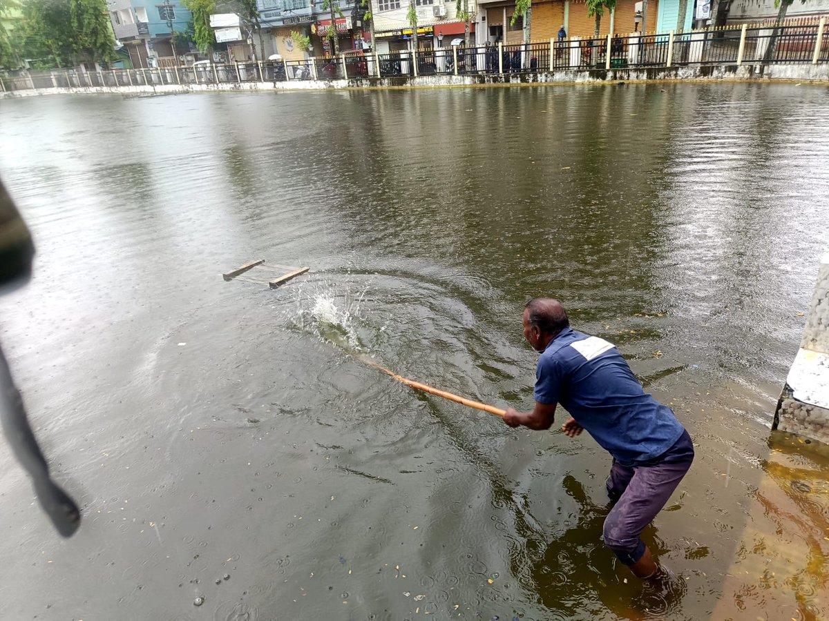 AMCAgartala's tweet photo. Safai Apnao, Bimari Bhagao Campaign

As part of the "Safai Apnao, Bimari Bhagao" campaign, a water body cleaning drive was successfully conducted today in Ward No. 20 under the Agartala Municipal Corporation in the presence of the Hon'ble Corporator. https://t.co/QGM3hkydmu