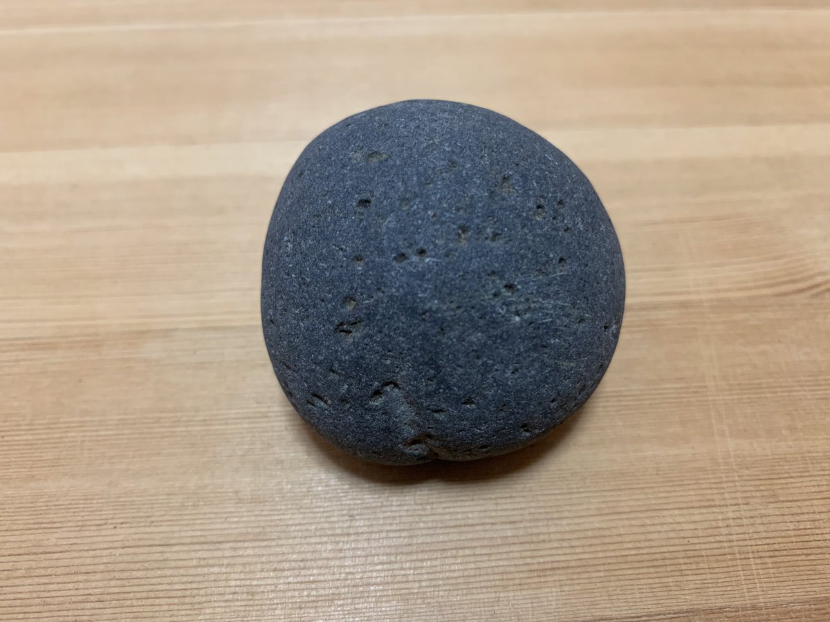 PriTrea's tweet photo. 見つけた石その1

この写真が一緒に置かれてあった石の１つ。自然に丸くなった火山岩。他の火山石も形はバラバラ。明らかに次のヒントではない。
目的の石は人工的に丸く加工。石そのものも人工？

#埋蔵金
#プリンセス天功
#プリンセス埋蔵金
#プリンセス天功埋蔵金 https://t.co/dDY1DN6vp1