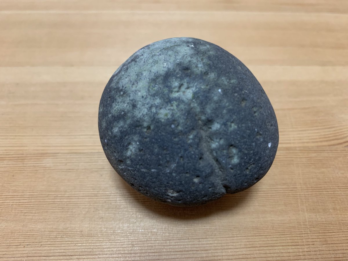 PriTrea's tweet photo. 見つけた石その1

この写真が一緒に置かれてあった石の１つ。自然に丸くなった火山岩。他の火山石も形はバラバラ。明らかに次のヒントではない。
目的の石は人工的に丸く加工。石そのものも人工？

#埋蔵金
#プリンセス天功
#プリンセス埋蔵金
#プリンセス天功埋蔵金 https://t.co/dDY1DN6vp1