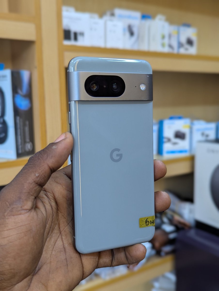 bonifacejoseph_'s tweet photo. Frame 1 ni PIXEL 8 plain, frame 2 ni PIXEL 7 pro. Zote zinauzwa Bei moja ya 690,000/=. Watu watakuwa wanajiuliza kwanini Bei moja 😀.

Zote Zina storage sawa 128GB, lakini kwenye RAM Pixel 8 plain Ina 8GB, pixel 7 pro Ina RAM 12GB.

Kwenye upande wa Battery Pixel 8 plain Ina battery 4600mAh, Pixel 7 pro Ina battery 5000mAh.

Kwenye upande wa Software, zote Zina support latest Android 17.

Kwa mtu unayependa simu yenye umbo kubwa na kioo cha EDGE, chukua 7 pro. Kama unapenda simu portable, ndogondogo basi 8 plain ni simu nzuri sana.

Zote hizi zipo dukani, karibu sana
0747625726