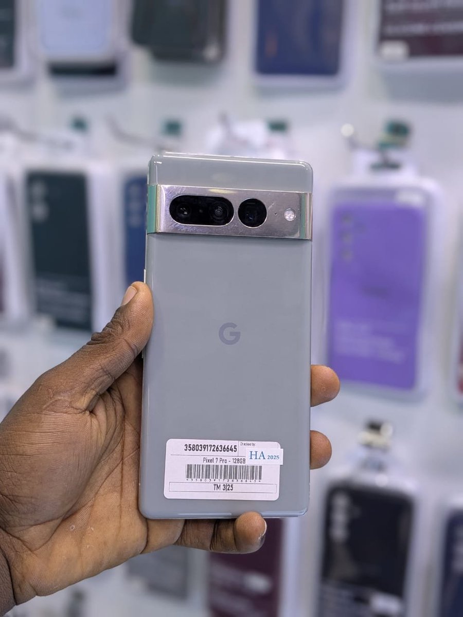 bonifacejoseph_'s tweet photo. Frame 1 ni PIXEL 8 plain, frame 2 ni PIXEL 7 pro. Zote zinauzwa Bei moja ya 690,000/=. Watu watakuwa wanajiuliza kwanini Bei moja 😀.

Zote Zina storage sawa 128GB, lakini kwenye RAM Pixel 8 plain Ina 8GB, pixel 7 pro Ina RAM 12GB.

Kwenye upande wa Battery Pixel 8 plain Ina battery 4600mAh, Pixel 7 pro Ina battery 5000mAh.

Kwenye upande wa Software, zote Zina support latest Android 17.

Kwa mtu unayependa simu yenye umbo kubwa na kioo cha EDGE, chukua 7 pro. Kama unapenda simu portable, ndogondogo basi 8 plain ni simu nzuri sana.

Zote hizi zipo dukani, karibu sana
0747625726