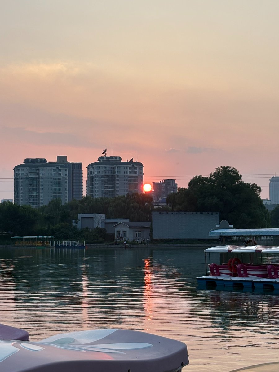 kuanttier's tweet photo. 前天和昨天的夕阳晚霞，还有来自爱徒的可爱问候： https://t.co/oMXbKmdiHJ