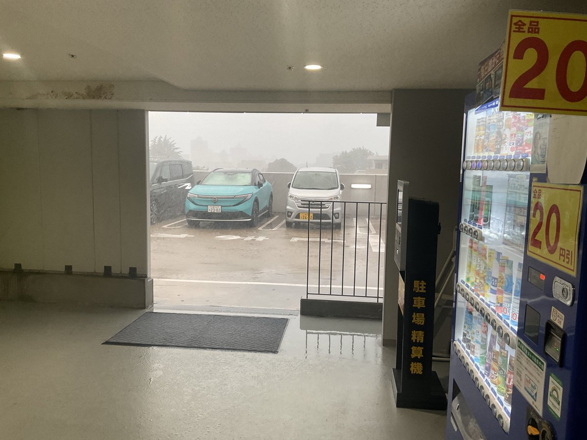 komaspee's tweet photo. 雷雨のど真ん中に捕まりました。
車は目の前なのに、雨が弱くなるまで立ち往生です。 https://t.co/TJvPYIuHMg